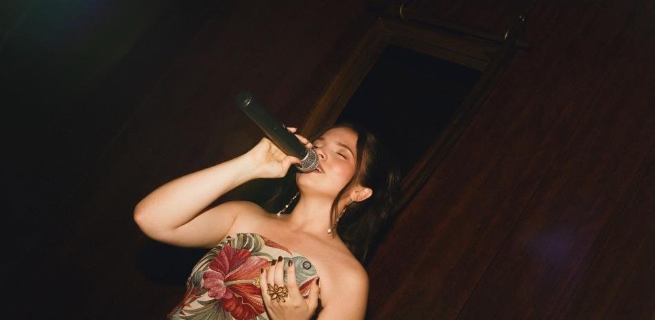 Ivana Loyola lanza su primer álbum Cuerdas en el ocaso
