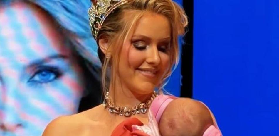 Jaime Vandenberg cierra su ciclo como Miss Universo Canadá 2025 sosteniendo a su bebé